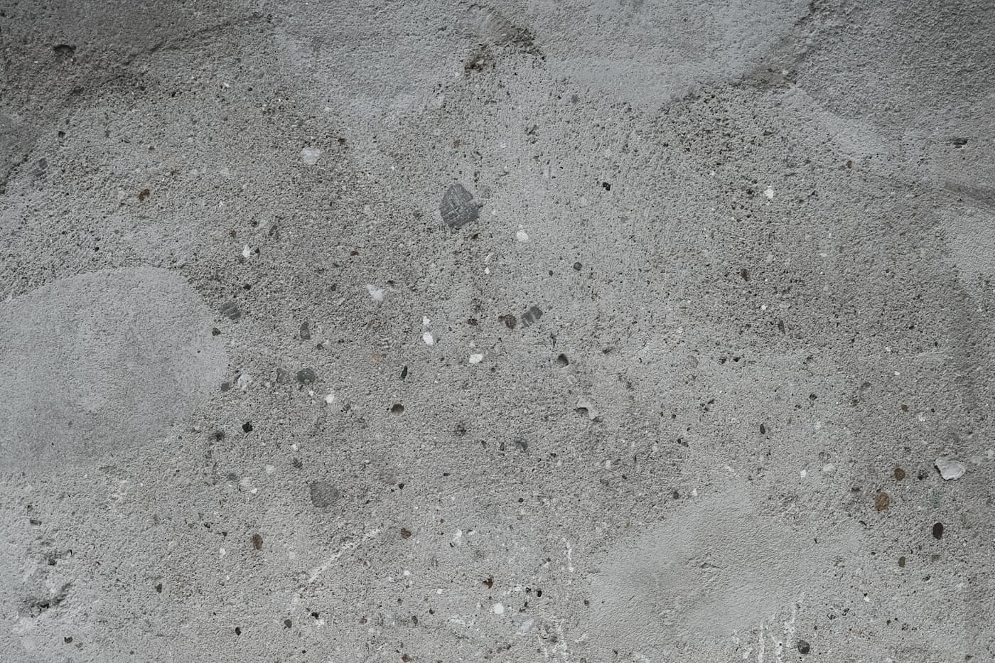 Macro de un muro de concreto poroso, con agregado visible en tono gris neutro